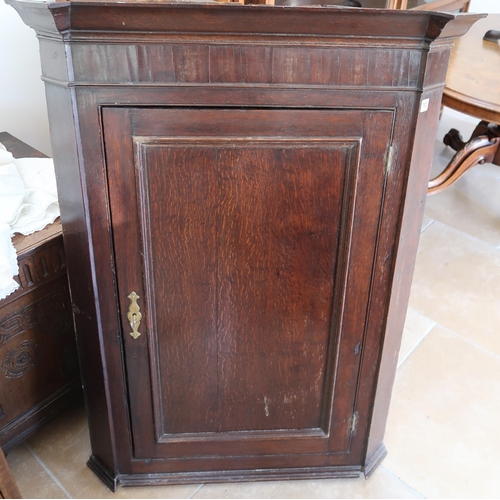 703 - An oak Georgian corner cupboard - the door opening to reveal shelves - Width 86cm x Depth 45cm x Hei... 