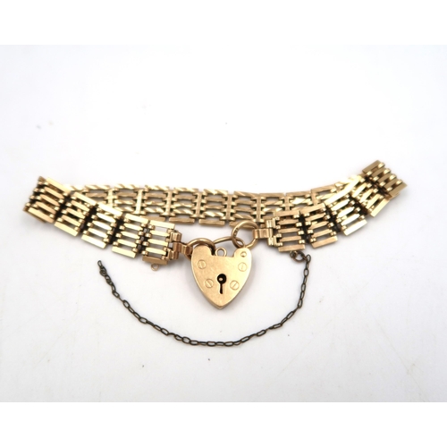 176 - A 9ct gold hallmarked yellow gold gate link bracelet with heart shaped clasp - approx weight 15.1 gr... 