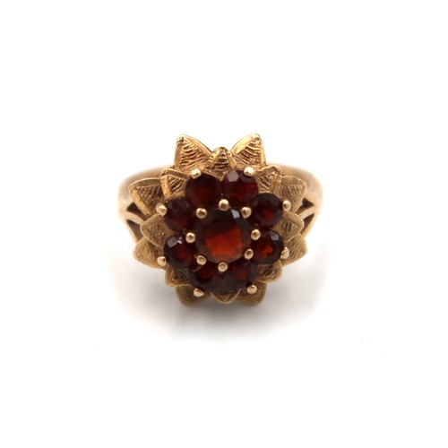 61 - A 9ct yellow gold hallmarked garnet cluster ring - weight approx 4.3 grams - ring size L/M - in good... 