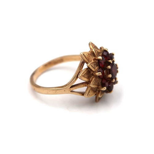 61 - A 9ct yellow gold hallmarked garnet cluster ring - weight approx 4.3 grams - ring size L/M - in good... 