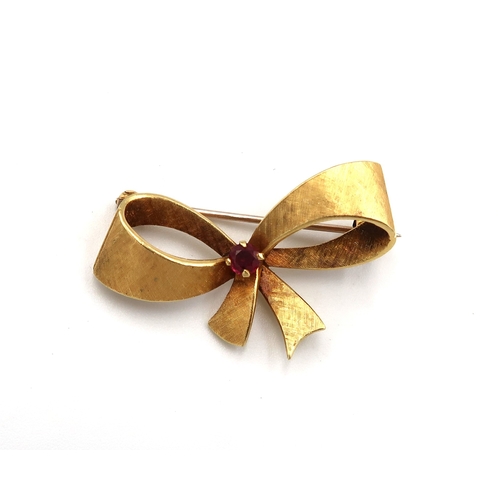 An 18ct yellow gold hallmarked bow bar brooch, approx 7.7 grams, clean and bright