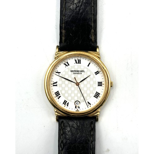 258 - A Raymond Weil gents wristwatch with date aperture on a leather strap - in working order