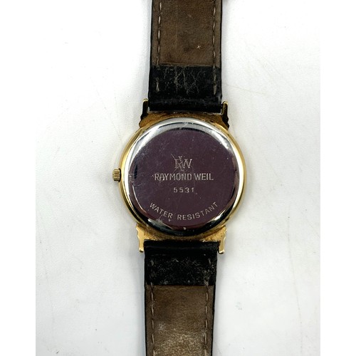 258 - A Raymond Weil gents wristwatch with date aperture on a leather strap - in working order