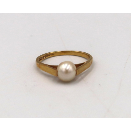  A 9ct gold 6.7mm cultured pearl ring. Size N 1/2. Weight 1.98 grams. Setting requires tightening.