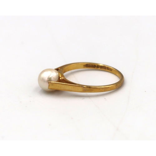  A 9ct gold 6.7mm cultured pearl ring. Size N 1/2. Weight 1.98 grams. Setting requires tightening.