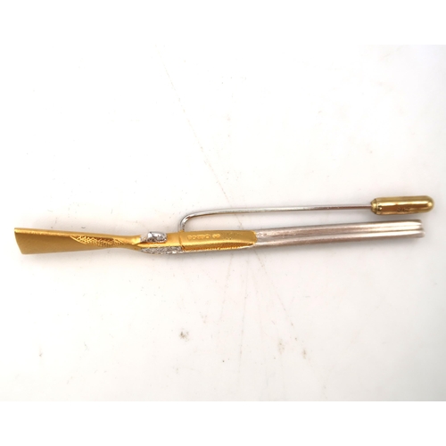  A double barrel side by side shot gun tie clip. Weight 6.20 grams