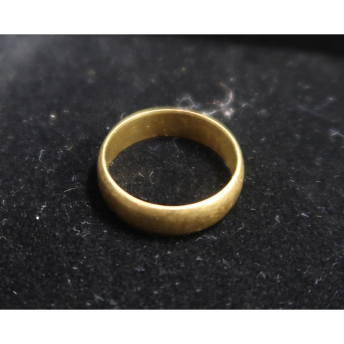  A 22ct gold wedding band, size M, 7.5g.