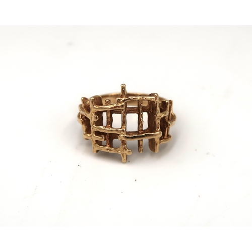  A marked 9ct Yellow gold ring of Style form to shoulder 4.3 Grams Size N.