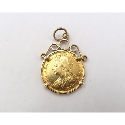  A 1900 Victorian full sovereign in a yellow metal mount, total weight 10.8g.