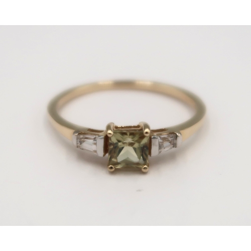 158 - A 9ct yellow gold square cut diaspore and zircon ring - head size approx 14mm x 6mm - ring size appr... 