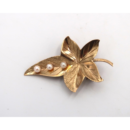 196 - A 9ct gold and pearl ivy leaf brooch, 2.8g.