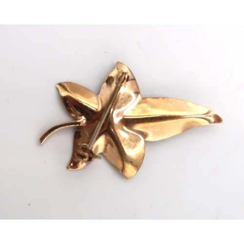 196 - A 9ct gold and pearl ivy leaf brooch, 2.8g.