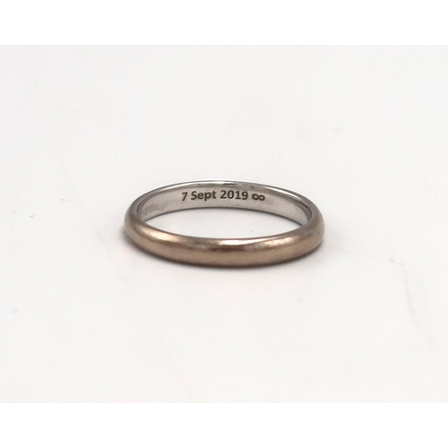 211 - An 18ct white gold wedding band, hallmarked, size P, 3.5g.