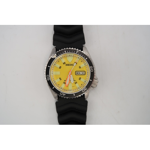 284 - A Seiko automatic 200m divers watch, baton and arabic numerals to yellow dial, 4cm across bezel, day... 