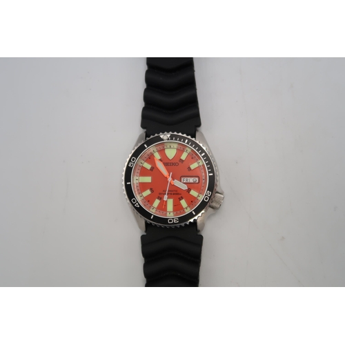 285 - A Seiko automatic 200m divers watch, baton and arabic numerals to red dial, 4cm, across bezel, day/ ... 