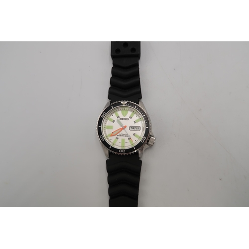 286 - A Seiko automatic 200m divers watch, baton and arabic numerals to white dial, 4cm across bezel, day/... 