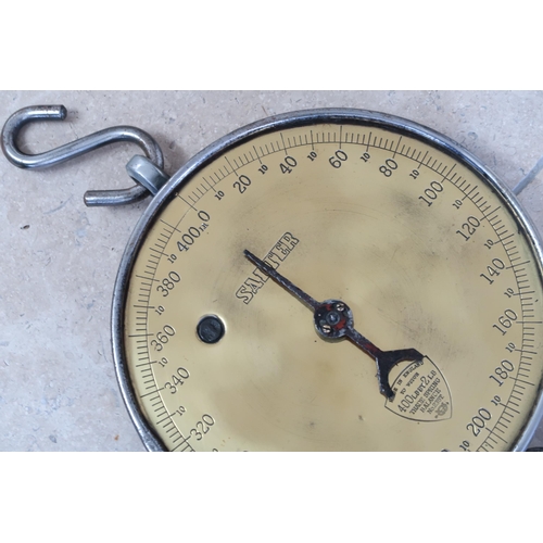 451 - A large circular brass dial scale by Salters - capacity 400lbs - in good condition