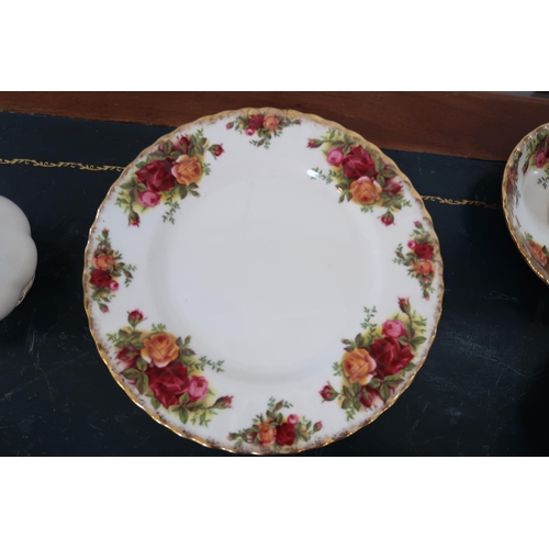 495 - Royal Albert Old Country Roses - Eight cups and saucers, sandwich plate, six small and two large pla... 