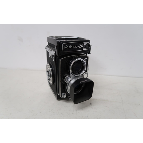 533 - A Yashica 24 TLR camera.