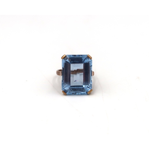 63 - A 9ct synthetic spinel single stone ring. Size O 1/2. Weight 8.97 grams.