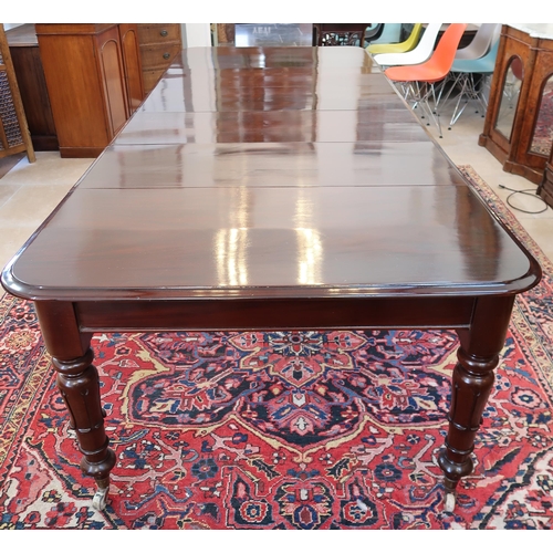 638 - A good quality early 19th century pull out mahogany dining table with four extra leaves on five turn... 