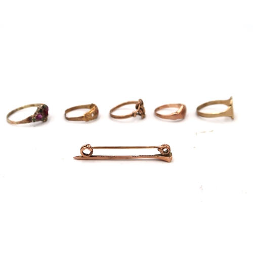 90 - Five 9ct marked yellow gold rings and a 9ct bar brooch, 11 Grams