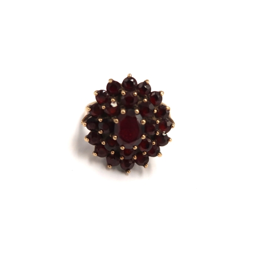  A 9ct yellow gold hallmarked garnet cluster ring size M - approx weight 5.3 grams