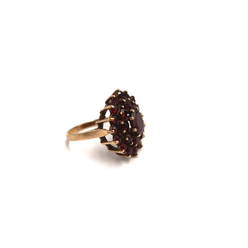  A 9ct yellow gold hallmarked garnet cluster ring size M - approx weight 5.3 grams