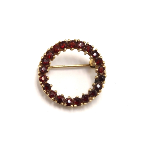  A 9ct yellow gold hallmarked garnet brooch of circular form - approx weight 3.4 grams