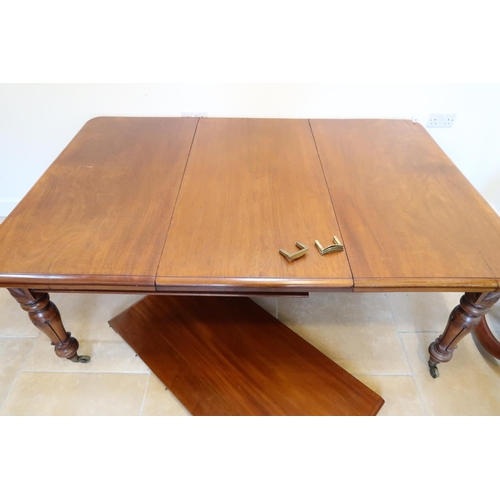 643 - A good, early 19th century mahogany pull out, extending dining table, extending from 4ft to 8ft with... 