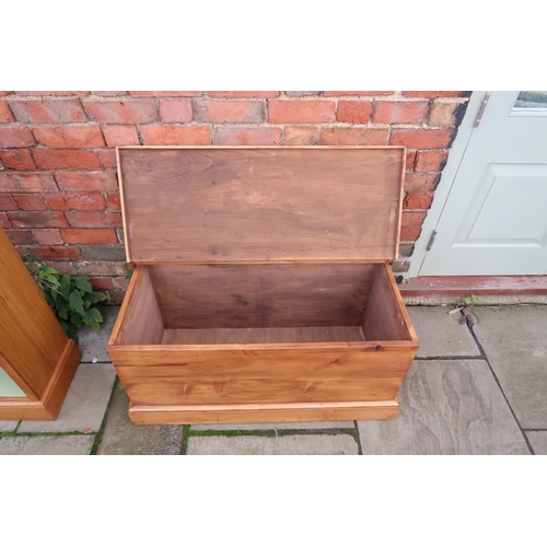 640 - A modern pine toy box 95cm long x 45cm deep x 45cm high