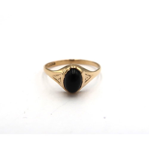 196 - A 9ct yellow gold oval onyx ring, size 8mm x 7mm, size L