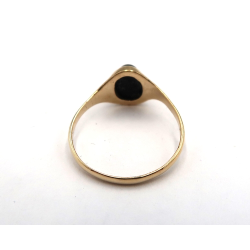 196 - A 9ct yellow gold oval onyx ring, size 8mm x 7mm, size L