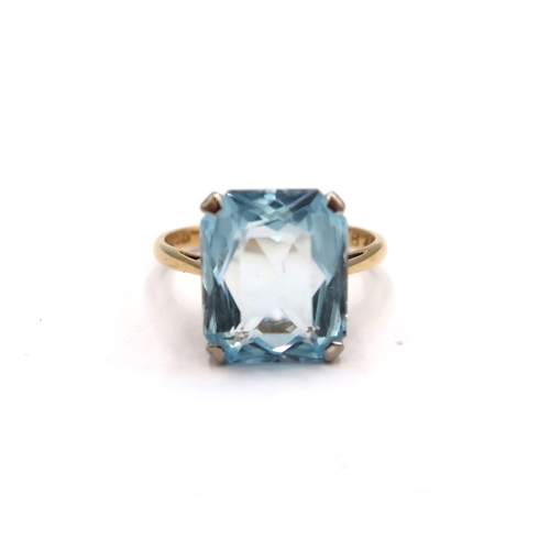 201 - An 18ct yellow gold aquamarine ring, the aquamarine is approx 6cts and a good colour, head size appr... 