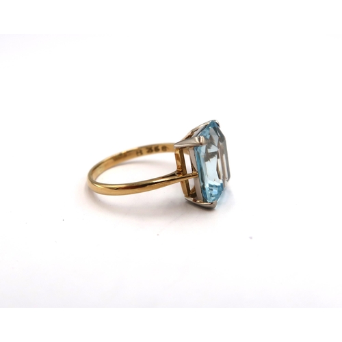 201 - An 18ct yellow gold aquamarine ring, the aquamarine is approx 6cts and a good colour, head size appr... 