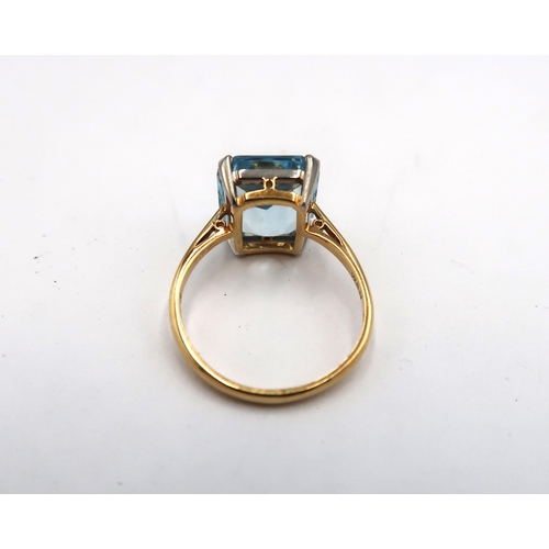 201 - An 18ct yellow gold aquamarine ring, the aquamarine is approx 6cts and a good colour, head size appr... 