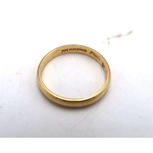 205 - A hallmarked 18ct yellow gold wedding band size Q - weight approx 2.9 grams