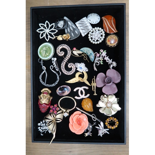 247 - A large group of vintage and later costume jewellery, predominantly brooches, including jet, vintage... 