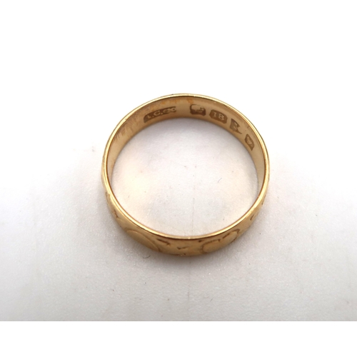 250 - An 18ct gold wedding band with engraved detail, hallmarked, size M, 2.9g.