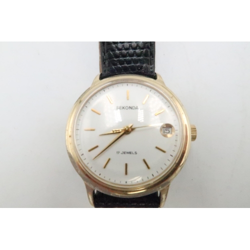 264 - A gents Sekonda 17 Jewels wristwatch with date aperture on a leather strap - in working order and go... 