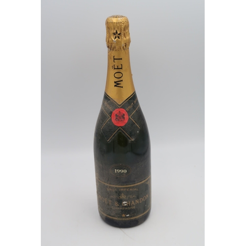 535 - A 75cl bottle of Moet Chandon champagne 1990, and a 75cl bottle of 20yr Dow's Port 1990.