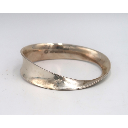 85 - Vivianna Torun Bulow-Hube for Georg Jensen: a Mobius ring silver bangle, number 206, fully signed an... 