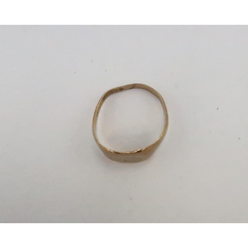 40 - A 9ct gold signet ring, size R/S, 3.7g.