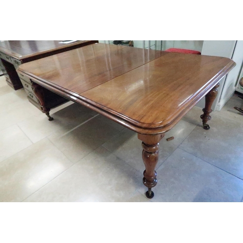 621 - A19th century mahogany extendable dining table with one leaf - nice quality, in good condition - 183... 