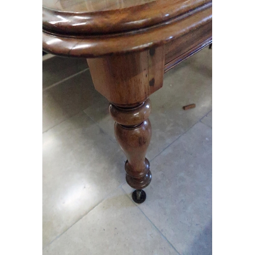 621 - A19th century mahogany extendable dining table with one leaf - nice quality, in good condition - 183... 