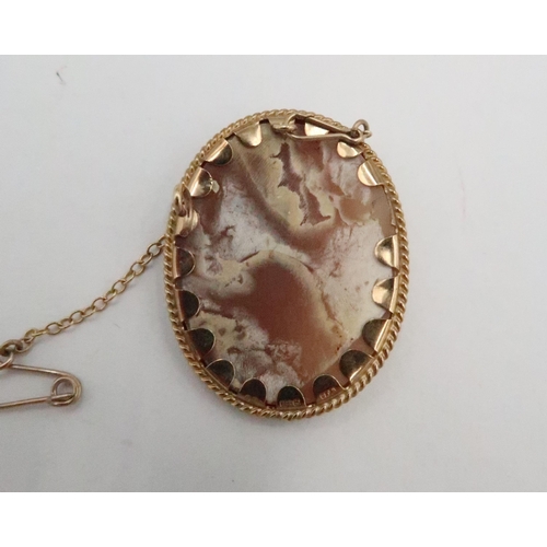 86 - An oval cameo panel within a 9ct gold frame. Length 33mm. Weight 5.27 grams. Brooch fitting missing.