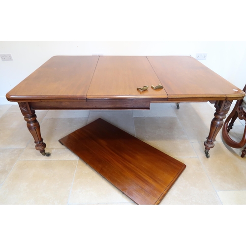 647 - A good, early 19th century mahogany pull out, extending dining table, extending from 4ft to 8ft with... 