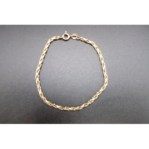 135 - A 9ct yellow gold bracelet - length of bracelet 18cm - approx weight 4.4 grams