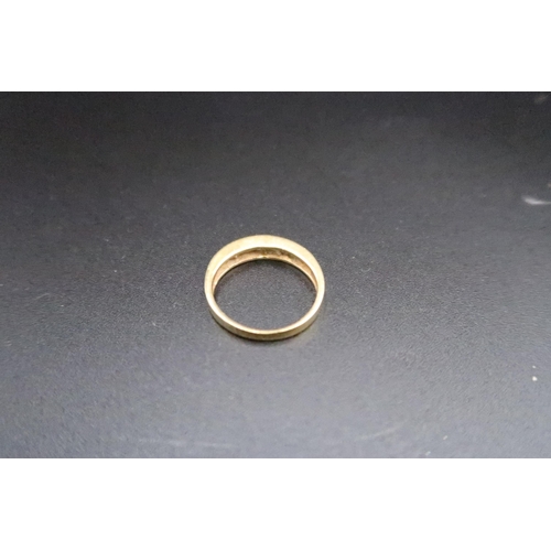 153 - An 18ct gold brilliant cut diamond half eternity ring. Estimated 0.50ct. Size O. Weight 3.55 grams.