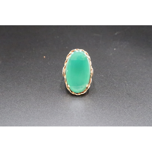 169 - A green stone panel ring. Size O. Stamped 585. Weight 5.21 grams